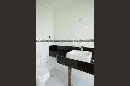 Casa de condomínio à venda com 335m², 3 quartos e 4 vagasBanheiro do Quarto 2