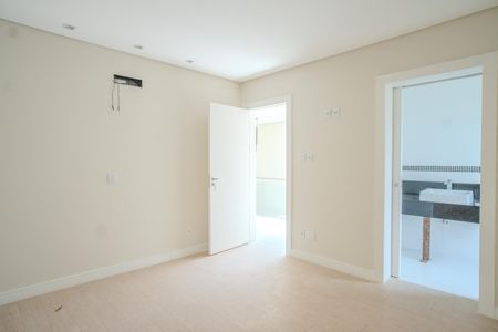 Casa de condomínio à venda com 335m², 3 quartos e 4 vagasQuarto 2