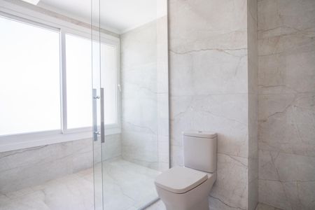 Casa de condomínio à venda com 335m², 3 quartos e 4 vagasBanheiro do Quarto 1