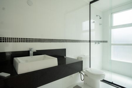 Casa de condomínio à venda com 335m², 3 quartos e 4 vagasBanheiro do Quarto 3