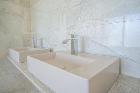 Casa de condomínio à venda com 335m², 3 quartos e 4 vagasBanheiro do Quarto 1