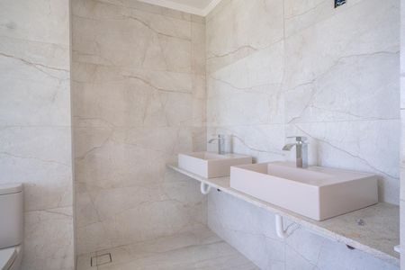 Casa de condomínio à venda com 335m², 3 quartos e 4 vagasBanheiro do Quarto 1