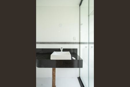 Casa de condomínio à venda com 335m², 3 quartos e 4 vagasBanheiro do Quarto 2