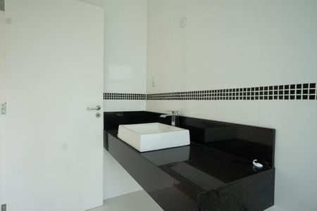 Casa de condomínio à venda com 335m², 3 quartos e 4 vagasBanheiro do Quarto 3