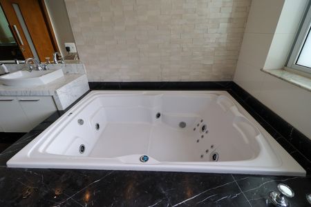 Casa para alugar com 586m², 4 quartos e 10 vagasBanheiro da Suíte 3