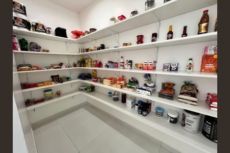 Casa à venda com 1200m², 4 quartos e 8 vagasDespensa