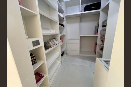 Casa à venda com 1200m², 4 quartos e 8 vagasCloset Suíte 4