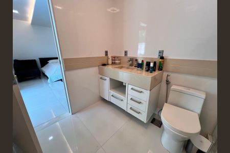 Casa à venda com 1200m², 4 quartos e 8 vagasBanheiro da Suíte 2