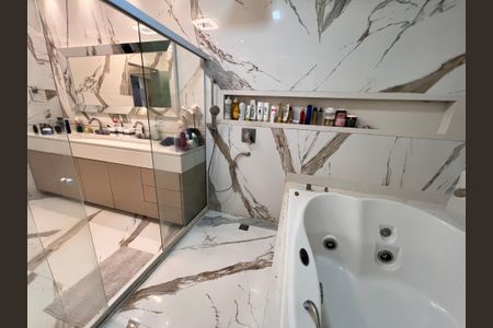 Casa à venda com 1200m², 4 quartos e 8 vagasBanheiro da Suíte 3