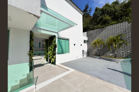 Casa à venda com 1200m², 4 quartos e 8 vagasFachada