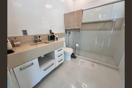 Casa à venda com 1200m², 4 quartos e 8 vagasBanheiro da Suíte 2