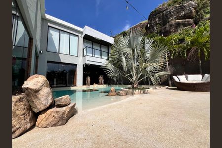 Casa à venda com 1200m², 4 quartos e 8 vagasFachada