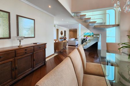 Casa à venda com 447m², 4 quartos e 4 vagas Casa à venda com 447m², 4 quartos e 4 vagasSala de Jantar