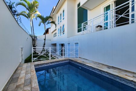 Casa à venda com 447m², 4 quartos e 4 vagas Casa à venda com 447m², 4 quartos e 4 vagasPiscina