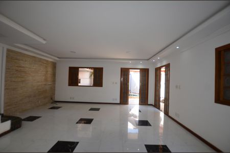 Casa para alugar com 200m², 3 quartos e 3 vagasSala