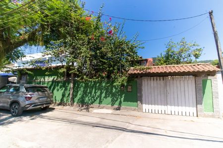 Casa à venda com 300m², 5 quartos e 3 vagas Casa à venda com 300m², 5 quartos e 3 vagasFachada
