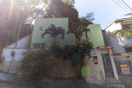 Casa à venda com 180m², 3 quartos e 1 vaga Casa à venda com 180m², 3 quartos e 1 vagaFachada