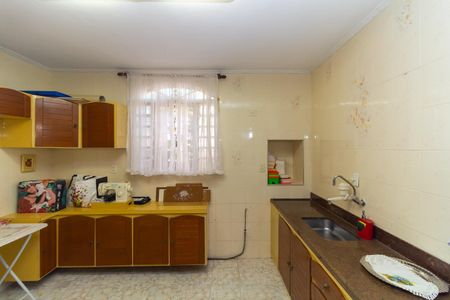 Casa à venda com 380m², 6 quartos e 4 vagas Casa à venda com 380m², 6 quartos e 4 vagasCasa 3 Cozinha