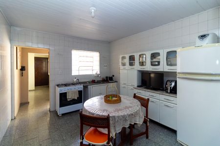 Casa à venda com 380m², 6 quartos e 4 vagas Casa à venda com 380m², 6 quartos e 4 vagasCasa 1 Cozinha