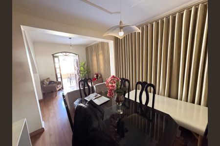 Casa à venda com 283m², 3 quartos e 2 vagas Casa à venda com 283m², 3 quartos e 2 vagasSala