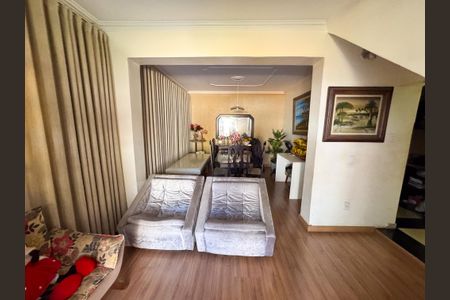 Casa à venda com 283m², 3 quartos e 2 vagas Casa à venda com 283m², 3 quartos e 2 vagasSala