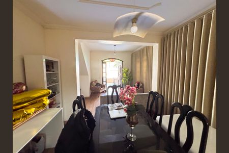 Casa à venda com 283m², 3 quartos e 2 vagas Casa à venda com 283m², 3 quartos e 2 vagasSala