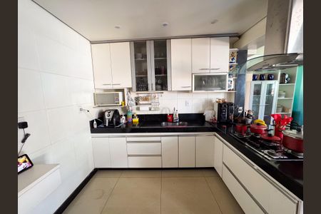 Casa à venda com 283m², 3 quartos e 2 vagas Casa à venda com 283m², 3 quartos e 2 vagasCozinha