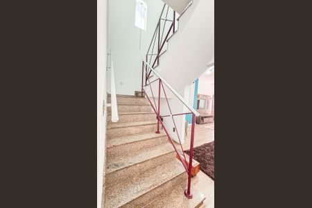 Casa à venda com 202m², 3 quartos e 2 vagas Casa à venda com 202m², 3 quartos e 2 vagasEscada