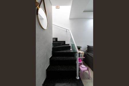 Casa à venda com 80m², 3 quartos e 4 vagas Casa à venda com 80m², 3 quartos e 4 vagasEscadas