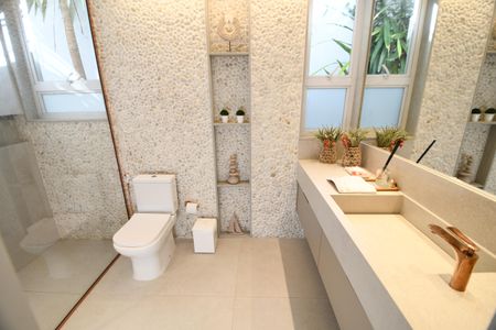 Casa de condomínio à venda com 398m², 4 quartos e 6 vagasBanheiro da Varanda Gourmet