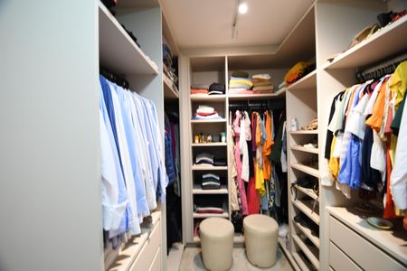 Casa de condomínio à venda com 398m², 4 quartos e 6 vagasQuarto Suíte 3 - Closet