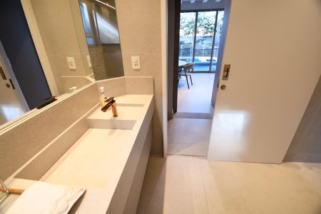 Casa de condomínio à venda com 398m², 4 quartos e 6 vagasBanheiro da Varanda Gourmet