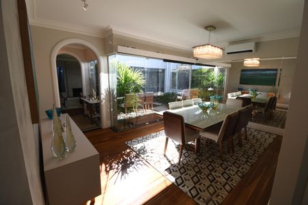 Casa de condomínio à venda com 398m², 4 quartos e 6 vagasSala de Jantar