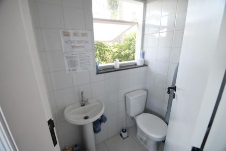 Casa de condomínio à venda com 398m², 4 quartos e 6 vagasBanheiro de serviço