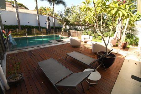 Casa de condomínio à venda com 398m², 4 quartos e 6 vagasQuintal / Piscina