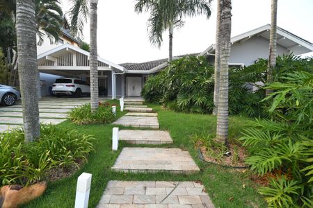 Casa de condomínio à venda com 398m², 4 quartos e 6 vagasFachada