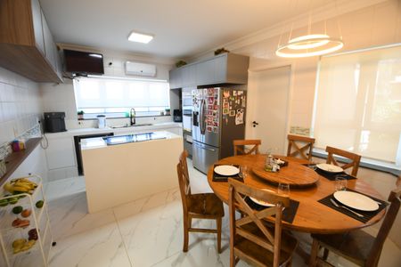 Casa de condomínio à venda com 398m², 4 quartos e 6 vagasCozinha