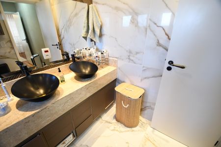 Casa de condomínio à venda com 398m², 4 quartos e 6 vagasBanheiro 1