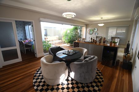 Casa de condomínio à venda com 398m², 4 quartos e 6 vagasSala