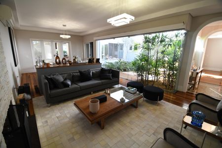 Casa de condomínio à venda com 398m², 4 quartos e 6 vagasSala