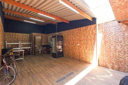 Casa à venda com 250m², 2 quartos e 2 vagas Casa à venda com 250m², 2 quartos e 2 vagasQuintal