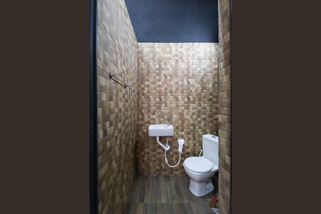 Casa à venda com 250m², 2 quartos e 2 vagas Casa à venda com 250m², 2 quartos e 2 vagasBanheiro do Quintal