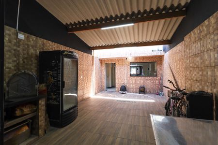 Casa à venda com 250m², 2 quartos e 2 vagas Casa à venda com 250m², 2 quartos e 2 vagasQuintal