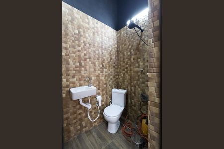 Casa à venda com 250m², 2 quartos e 2 vagas Casa à venda com 250m², 2 quartos e 2 vagasBanheiro do Quintal