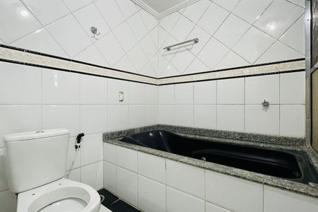 Casa à venda com 295m², 4 quartos e 4 vagasBanheiro da Suíte