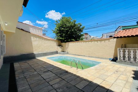 Casa à venda com 295m², 4 quartos e 4 vagasPiscina