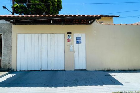 Casa à venda com 295m², 4 quartos e 4 vagasFachada e placa