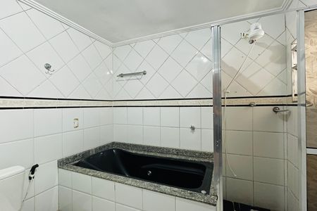 Casa à venda com 295m², 4 quartos e 4 vagasBanheiro da Suíte