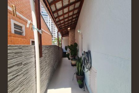 Casa à venda com 210m², 3 quartos e 3 vagasCorredor
