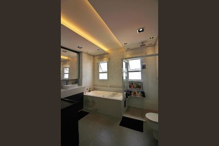 Apartamento para alugar com 242m², 3 quartos e 4 vagasSuíte 1 Banheiro 